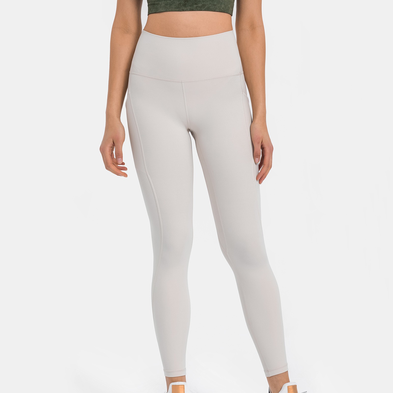thumbnail image 4 of Pantalones de yoga de alto rendimiento con bolsillos laterales: leggings deportivos, nailon y spandex, ajuste ceñido y sujeción., 4 of 8